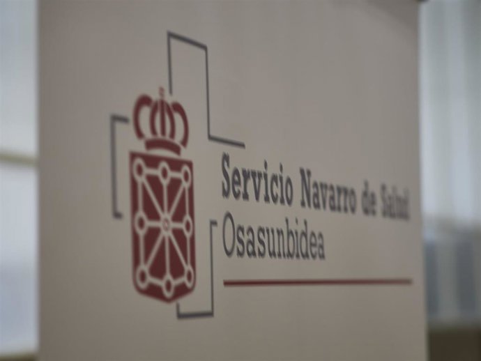 Cartel anunciador del servicio navarro de salud en el Antiguo colegio de Maristas.
