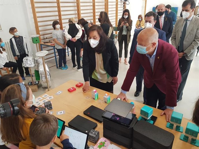 El consejero de Educación y Deporte, Javier Imbroda, en el colegio Altos Macarena de Sevilla.