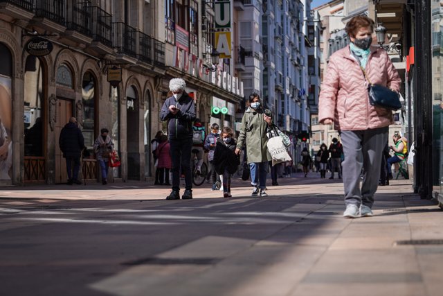 Varias personas caminan por una calle céntrica de Vitoria