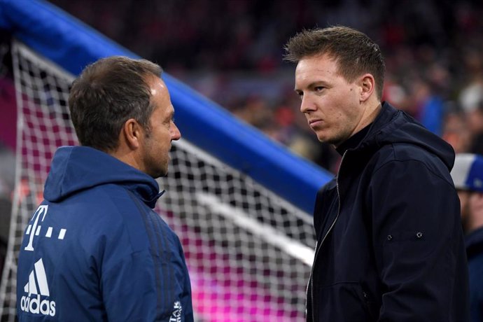 Archivo - Julian Nagelsmann y Hansi Flick charlan antes de un Bayern-Leipzig de la Bundesliga