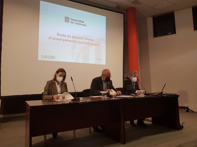 Arxiu - (e-d) La directora general de Currículum i Personalització de la Generalitat, Maite Aymerich, el conseller d'Educació, Josep Bargalló, i el director general de Formació Professional Inicial i Ensenyaments de Rgim Especial, Joan Lluís Espinós.