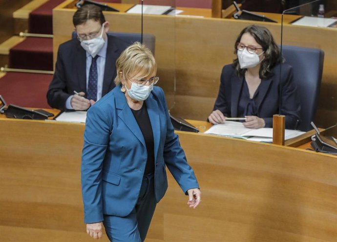 La consellera de Sanidad, Ana Barceló, camina durante un pleno en las Cortes Valencianas, en imagen de archivo