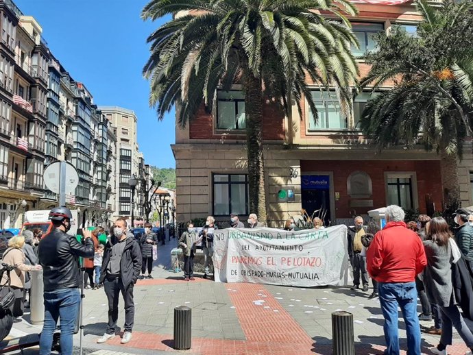 Protesta de Abando Habitable ante la sede de Mutualia en Bilbao por la licencia de derribo de la BAM