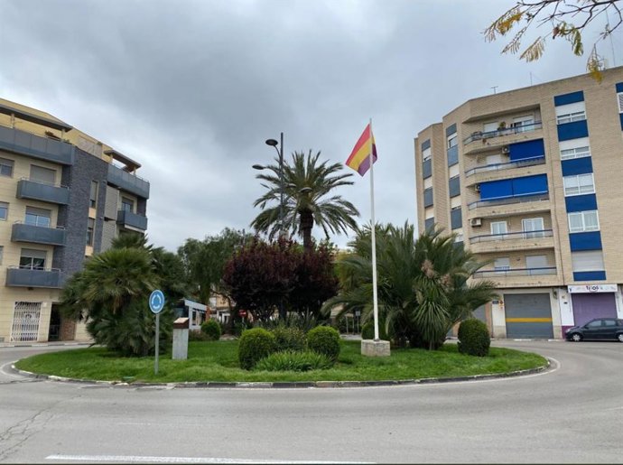 Bandera tricolor en la Plaza de la República de Paterna (Valencia)
