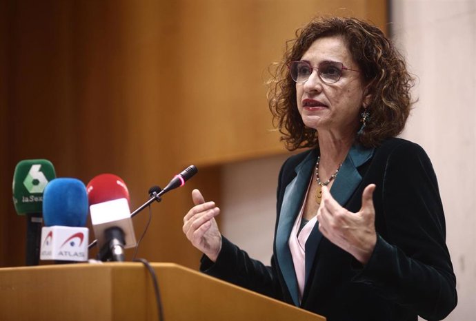 La ministra de Hacienda y portavoz del Gobierno, María Jesús Montero, interviene en el acto de constitución del Comité de Personas Expertas para la Reforma Fiscal, a 12 de abril de 2021, en Madrid (España). La ministra de Hacienda preside este lunes la 