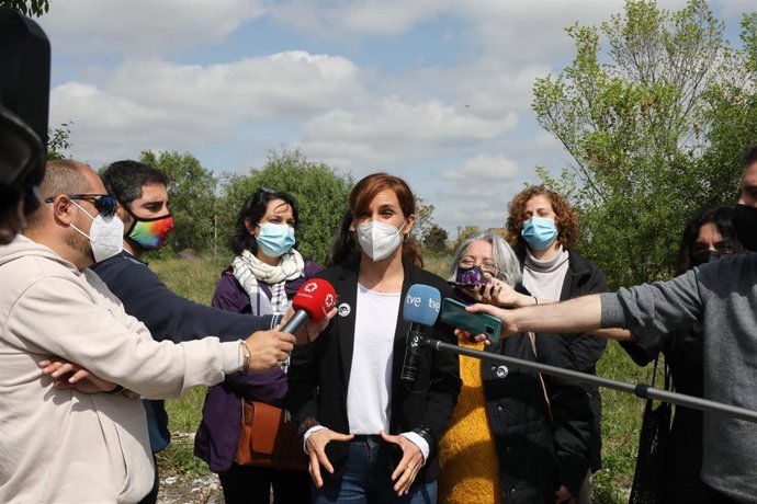 La candidata de Más Madrid a la Presidencia de la Comunidad de Madrid, Mónica García, ofrece declaraciones a los medios durante una visita al solar donde estaba la antigua Cárcel de Carabanchel