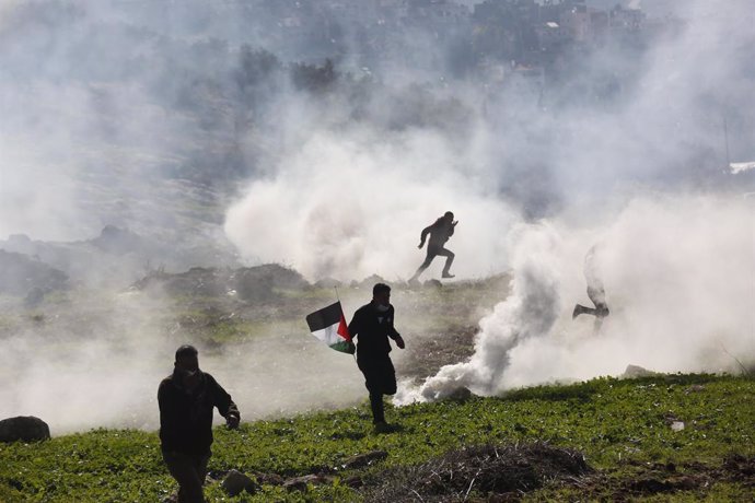 Archivo - 25 December 2020, Palestinian Territories, Nablus: Tear gas is fired by Israeli forces at Palestinian demonstrators during a demonstration against the expansion of jewish settlement in West Bank. Photo: Shadi Jarar'ah/APA Images via ZUMA Wire/