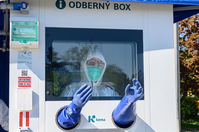 Archivo - Un trabajador sanitario en un puesto para tomar muestras para pruebas de coronavirus en Eslovaquia