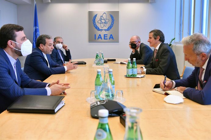 HANDOUT - 08 April 2021, Austria, Vienna: IAEA Director General Rafael Mariano Grossi (2nd R) speaks with Abbas Araghchi (2nd L), Political Deputy of the Iranian Foreign Ministry, during their meeting at the IAEA headquarters. Photo: Dean Calma/IAEA/dpa