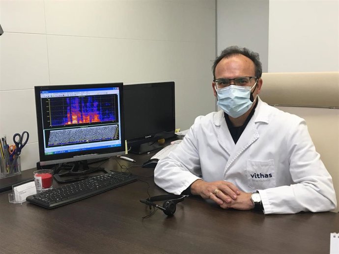 Dr. Julio Ampuero Fernández, director del Instituto de Comunicación, Habla y Lenguaje de Vithas Internacional utilizando un espectrograma