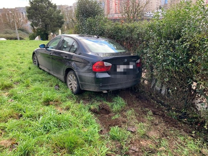 Archivo - El vehículo fue abandonado tras sufrir una salida de vía.