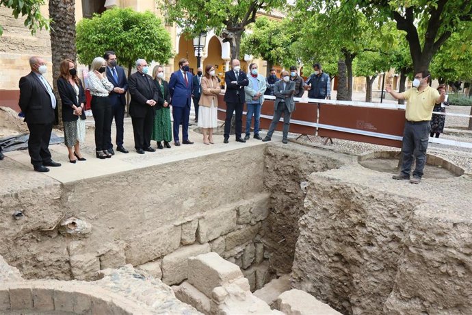 Del Pozo y Bellido observan, junto a responsables del Cabildo y el resto de autoridades, la excavación arqueológica en el Patio de los Naranjos de la Mezquita-Catedral de Córdoba.