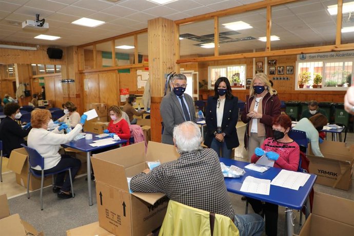 Preparación de kits de mascarillas para personas de Marbella donadas por Emiratos Árabes