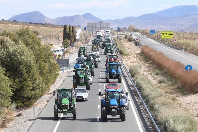 Archivo - Concentración de tractores en la A-92N entre Almería y Granada. Imagen de archivo.