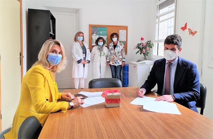 Visita de Faisem al Clínico