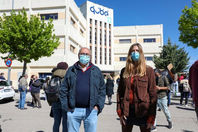 El diputado de Más Madrid Alejandro Sánchez (i) y la concejala del partido en el Ayuntamiento de Madrid Amanda Romero (d), frente a las instalaciones del laboratorio Vivotecnia