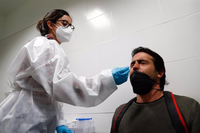 Un hombre se somete a un test de antígenos preparado para trabajadores de hostelería en la sede de Makro, en Madrid (España), a 30 de marzo de 2021.
