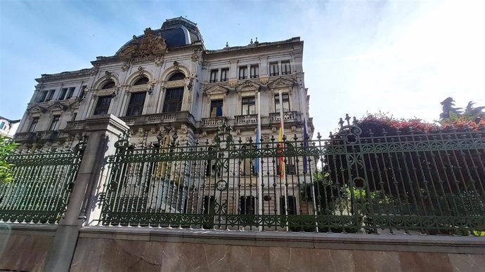 Archivo - Banderas a media asta en Oviedo, en la Plaza de la Escandalera y la Junta General del Principado de Asturias durante el luto decretado por las víctimas del coronavirus en España.