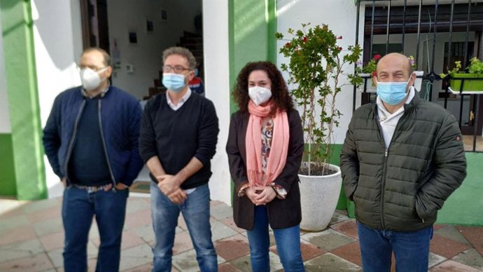 Archivo - Cádiz.- IU pide a la Junta que cambie el protocolo de vacunación y permita a mayores de 80 años de la Sierra 