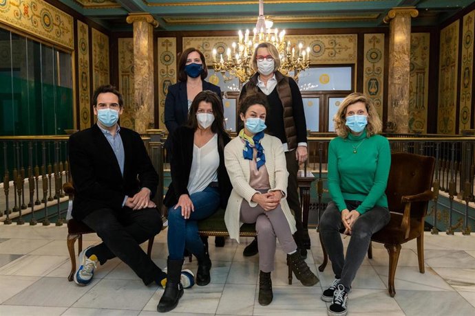 Lavicealcaldesa y consejera de Cultura y Proyección Exterior, Sara Fernández, y el gerente del PMAEI, José María Turmo, presentan el espectáculo El salto de Darwin, en el Teatro Principal, con  la directora Natalia Menéndez, y actores como Jorge Usón