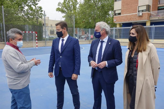 Visita a la la pista polideportiva de la zona de Joaquina Eguaras, ya remodelada