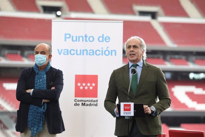 El consejero de Sanidad de la Comunidad de Madrid, Enrique Ruiz Escudero, ofrece una rueda de prensa tras visitar el punto de vacunación en el Estadio Wanda Metropolitano, en Madrid (España), a 30 de marzo de 2021.