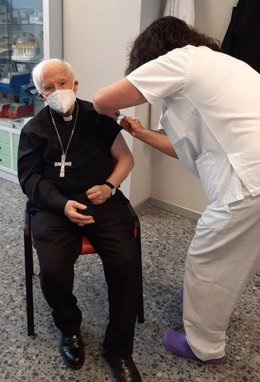 El cardenal Cañizares recibe la vacuna contra el coronavirus