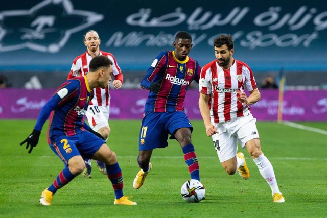 Archivo - Mikel Balenziaga of Athletic Club and Ousmane Dembele of Barcelona during the Spanish SuperCup Final between Futbol Club Barcelona and Athletic Club Bilbao at La Cartuja Stadium on January 17, 2021 in Sevilla, Spain.