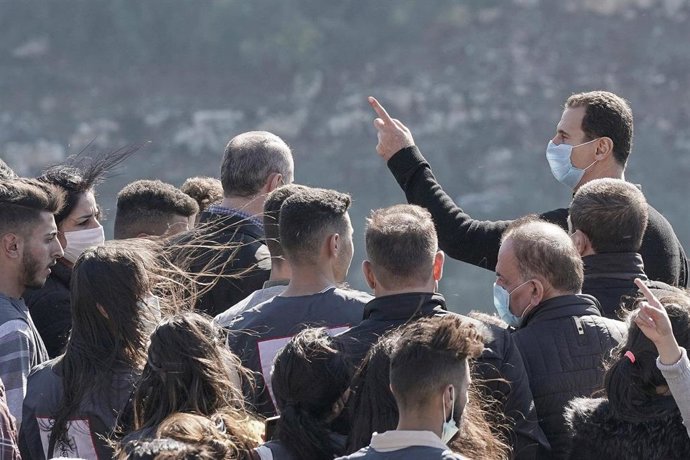 Archivo - Bashar al Assad participa en un acto con estudiantes