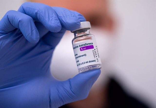 Archivo - FILED - 02 March 2021, Bavaria, Munich: An employee holds a vial of AstraZeneca's Corona vaccine at the police vaccination center in Munich.  Germany,France and Italy on Monday became the latest countries to temporarily suspend use of the Cov