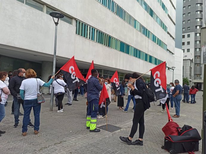 Activistas de CGT a las puertas del edificio judicial Noga