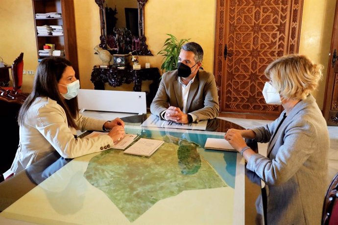 La delegada territorial de Turismo de la Junta en Cádiz, María Jesús Herencia, se ha reunido con el alcalde de Rota, José Javier Ruiz Arana, 