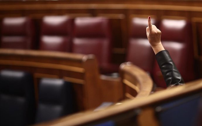 Un miembro del hemiciclo vota durante una sesión plenaria celebrada en el Congreso