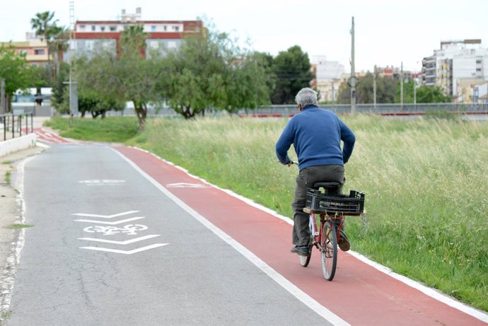 Una persona andando en bicicleta. 