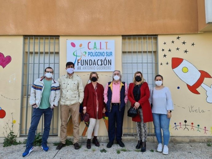 Representantes de Feuso Andalucía junto a integrantes de la Fundación Antonio Guerrero ante el CAIT del Polígono Sur de Sevilla.
