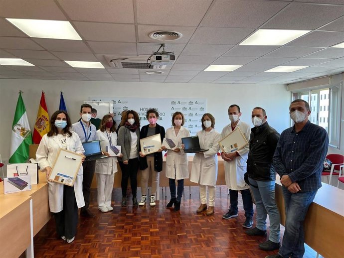La Fundación Mahou San Miguel entrega material escolar y equipos informáticos para los niños hospitalizados en el Hospital Reina Sofía de Córdoba.