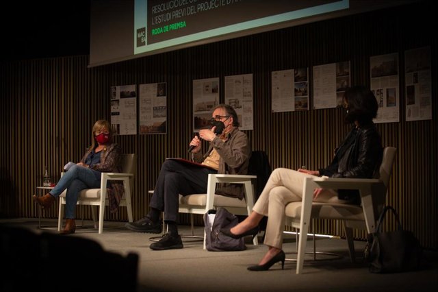 La consellera Àngels Ponsa, el teniente de alcalde Joan Subirats y la presidenta de la Fundació Macba Ainhoa Grandes