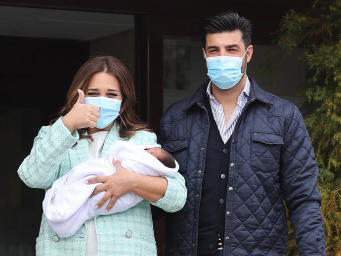Paula Echevarría y Miguel Torres presentan a su hijo Miguel a las puertas del Hospital Montepríncipe, en Madrid