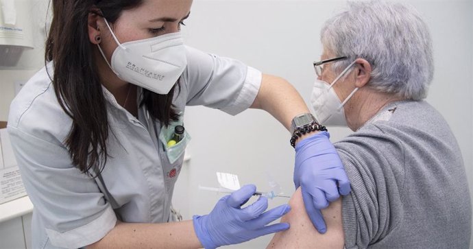 Pacientes de muy alto riesgo de Navarra reciben la vacuna RNA en el Servicio de Oncología del CHN