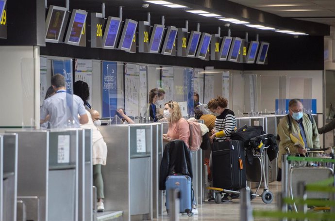 Varias personas frente a un mostrador de Aerolíneas Argentinas, en la Terminal T1 del Aeropuerto Madrid - Barajas Adolfo Suárez, en Madrid (España), a 30 de marzo de 2021. Aerolíneas Argentinas ha cancelado varios de sus vuelos internacionales para redu