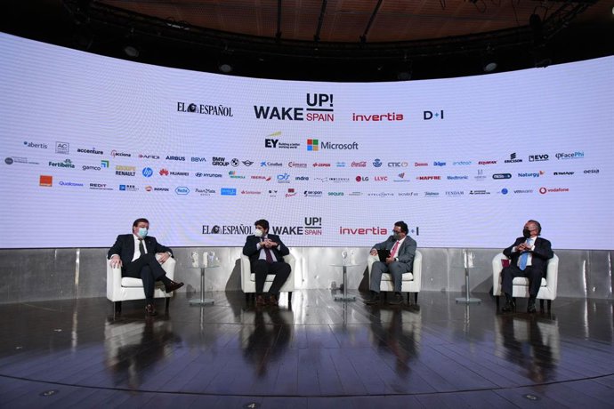 El presidente de Extremadura, Guillermo Fernández Vara, en una mesa redonda junto al presidente de Murcia, Fernando López Miras, y otros intervinientes en el 'Wake Up, Spain'