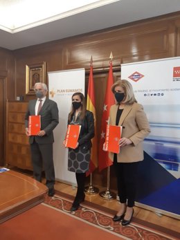 La consejera delegada de Metro, Silvia Roldán, la presidenta de la Fundación CEOE, Fátima Báñez, y el presidente de CEIM, Miguel Garrido.