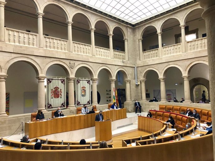Archivo - El pleno del Parlamento ha comenzado con las preguntas al Gobierno riojano
