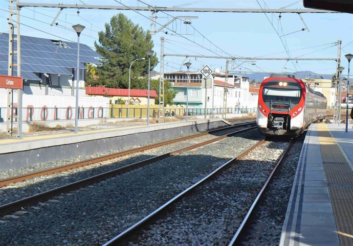 Archivo - Imagen de archivo de un tren de cercanías