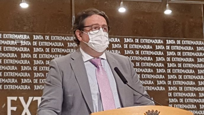 El vicepresidente segundo y consejero de Sanidad y Servicios Sociales de la Junta de Extremadura, José María Vergeles, en rueda de prensa para informar sobre la situación de la pandemia en la región