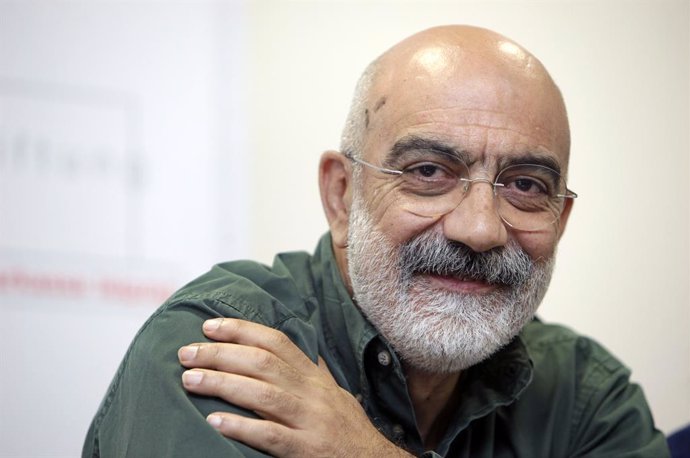 Archivo - FILED - 08 October 2009, Leipzig: The Turkish journalist Ahmet Altan sits in a press conference for the award of the Leipzig Media Prize. Prominent Turkish journalist and author Ahmet Altan was rearrested in Istanbul on Tuesday, eight days aft