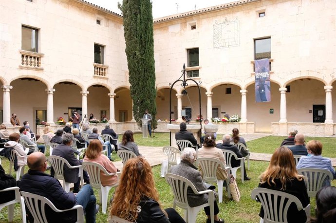 Acto de entrega del certificado de víctima del franquismo a los familiares del ex alcalde de Inca Pau Capó.