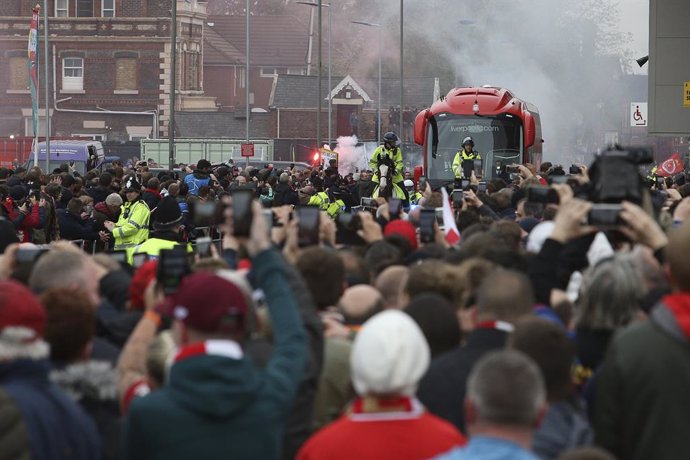 Archivo - Liverpool team coach comes through the crowds on Anfield Road before the UEFA Champions League, semi-final, 2nd leg football match between Liverpool FC and FC Barcelona on May 7, 2019 at Anfield stadium in Liverpool, England - Photo Craig Gall