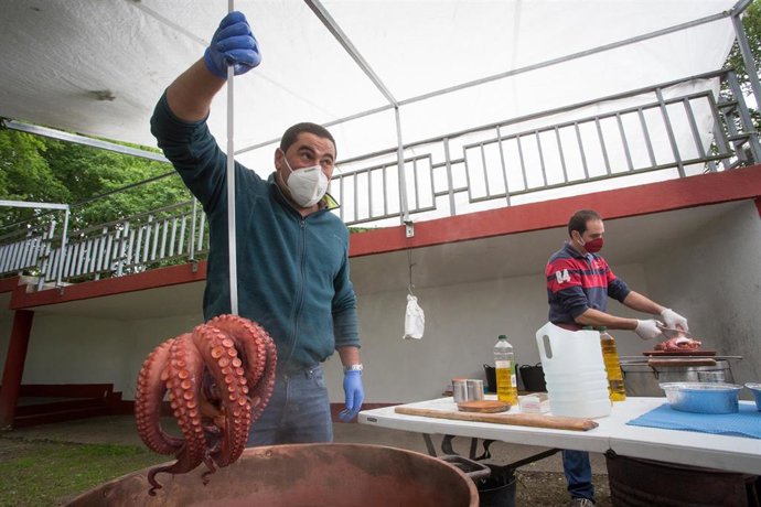 Archivo - Puesto ambulante de pulpo á feira en la tradicional Feira del 15 en Nadela (Lugo) durante la mañana del 15 de mayo en la Fase 1 de la desescalada instalada por el Gobierno a consecuencia del coronavirus. La tradicional Feira solo ha contado en