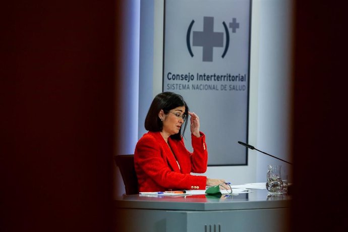 La ministra de Sanidad, Carolina Darias, durante una rueda de prensa tras la reunión del Consejo Interterritorial del Sistema Nacional de Salud, a 14 de abril de 2021, en Madrid (España). El Ministerio de Sanidad comunicó ayer a las comunidades autónoma